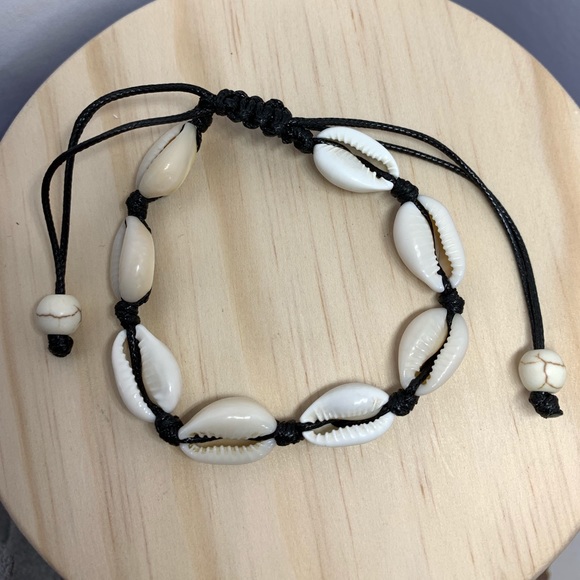 Shell Bracelet - Picture 2 of 3